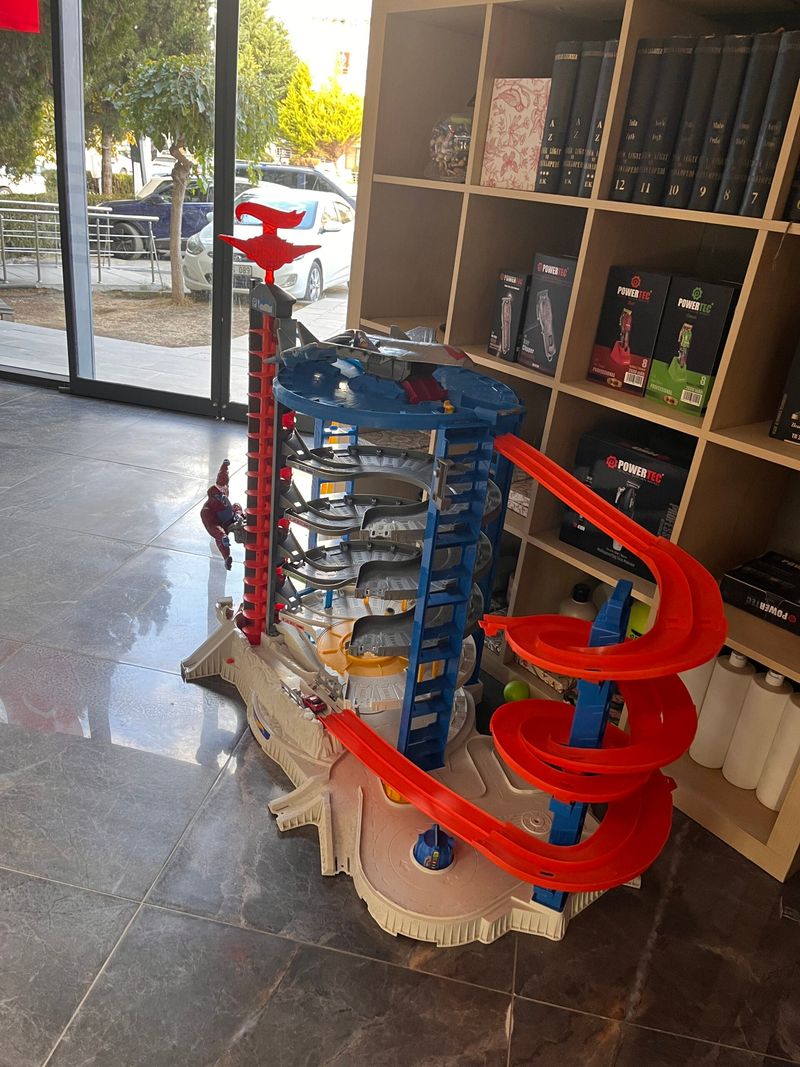 Kırmızı rampalı büyük oyuncak otopark ve raflar